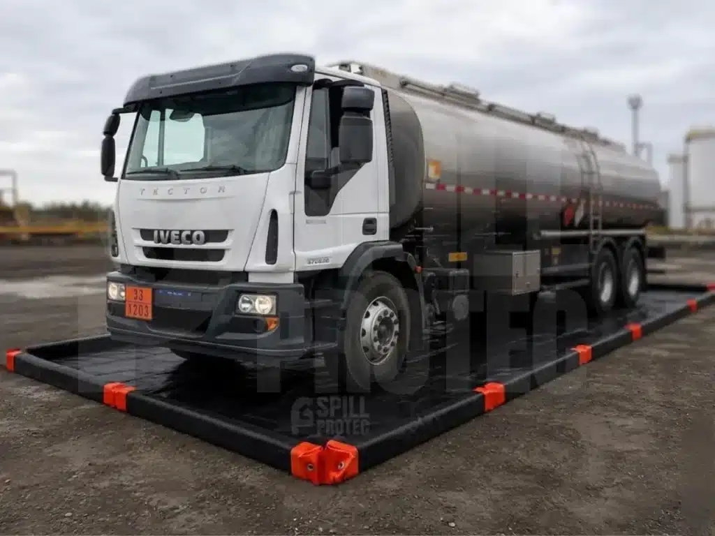 Batea robusta modular integral SpillProtec con camión cisterna encima