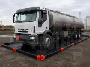 Batea robusta modular integral SpillProtec con camión cisterna encima