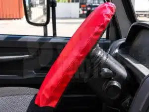 Bloqueo de volante de vehiculo vista lateral desde un camion