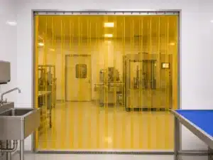 Cortina en bandas de pvc anti-insecto diviendo ambiente