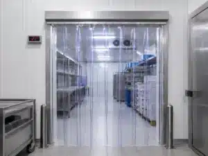 Cortina en bandas de pvc polar mostrando el uso real del producto