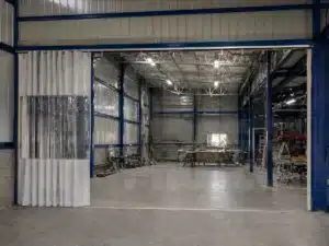 Cortina industrial corrediza abierta para el paso al deposito industrial se corre con guias y ruedas