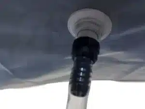 Desviador de fugas de techo hecho en lona de pvc mostrando acoples