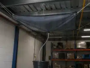 Desviador de fugas de techo en uso utilizado para contener derrames de posibles fugas del techo