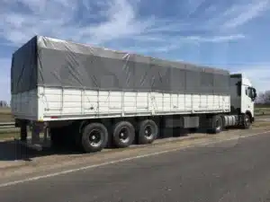 Lona para proteccion de cargas colocada en un camion semi largo
