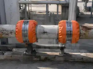 Protector de bridas industriales en uso
