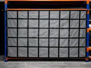 Red de contencion para estanterias y racks en uso real del producto