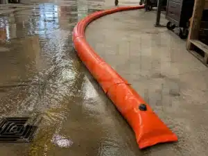 Tubo de desvio de agua delimitando una barrera